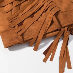Gros plan sur la veste en daim marron avec franges élégantes et texture de qualité