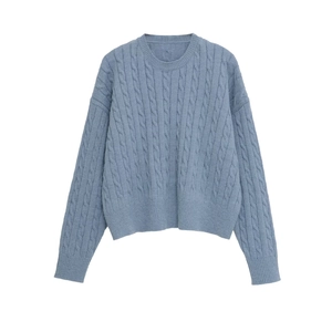 Pull femme bleu clair en maille torsadée avec col rond et finitions côtelées