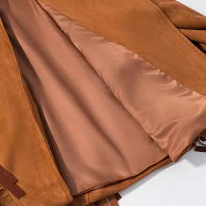 Vue détaillée de la doublure en satin lisse et du daim marron de cette veste décontractée