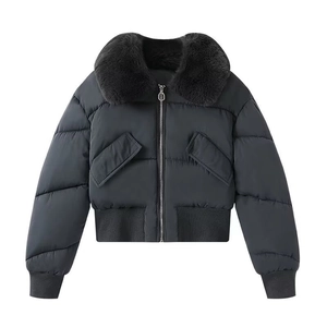 Détail de la doudoune courte pour femme avec col en fausse fourrure amovible et poches