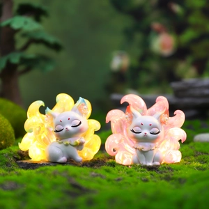 Lichtgevende hars negenstaartige vos figuren met LED-licht in geel en roze tinten
