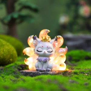 Lichtgevend negenstaartige vos figuur met oranje gloeiende staarten op mos