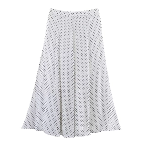 Dettaglio della gonna midi a trapezio a vita alta con classici pois neri su tessuto bianco puro
