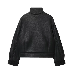 Vue arrière d'une veste courte en similicuir avec doublure polaire et coutures dos