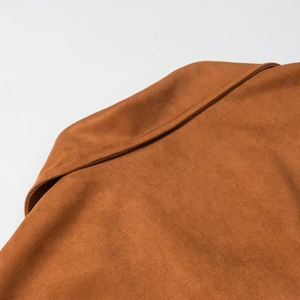 Veste mode automne femme en daim caramel avec col à revers et coupe décontractée à épaulettes