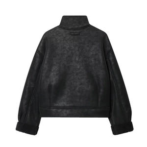 Veste femme en similicuir noir avec bordure en polaire et col montant vue de dos