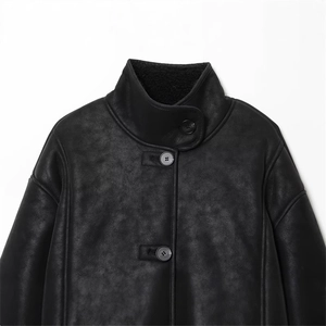 Veste ample noire pour femme doublée de peau lainée avec col montant et boutons