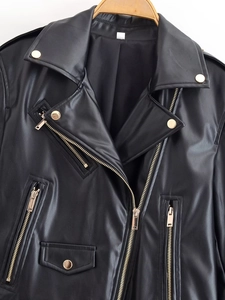 Détail du blouson motard en similicuir noir avec zips dorés et col à revers