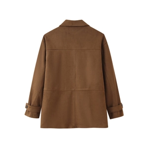 Vista posterior de una chaqueta de ante marrón con costuras estructuradas y cuello