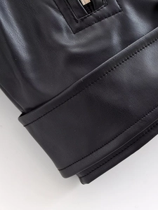Détail macro des coutures et de la fermeture éclair sur le poignet de la veste en cuir