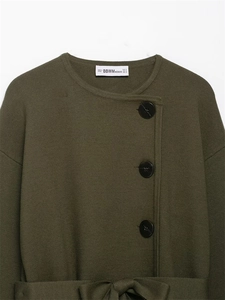 Detailansicht der olivgrünen Strickjacke mit Rundhalsausschnitt und großen Dekoknöpfen