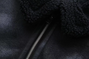 Detaillierte Makroansicht des schwarzen Reißverschlusses und Pelzkragens der Winterjacke