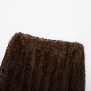 Ensemble chic marron foncé en fausse fourrure avec texture rayée et manches longues