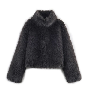 Gros plan sur la texture en fausse fourrure et le col montant de ce manteau gris foncé