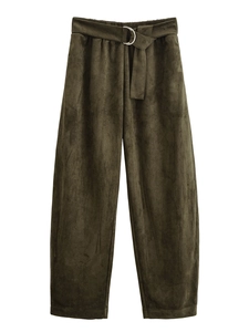 Detail van olijfgroene suède broek met elastische taille en bijpassende riem met D-ring