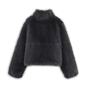 Détail de la veste en fourrure synthétique gris foncé avec col montant élégant