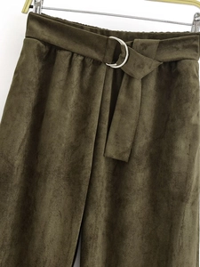 Detail van olijfgroene suède broek met hoge taille en zilveren D-ring riemgesp voor dames