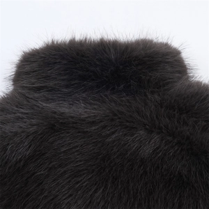Détail du col en fourrure épaisse et brillante sur un manteau d'hiver élégant