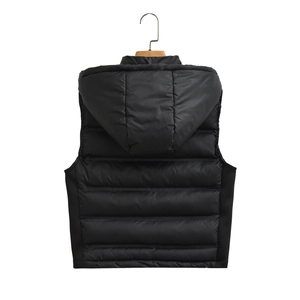 Vue arrière d'un gilet matelassé noir à capuche avec coutures horizontales et fini mat
