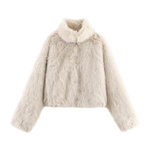 Détail de la texture en fausse fourrure et col montant sur cette veste hiver blanc cassé