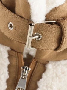 Détail de la veste en polaire marron avec boucle en métal et doublure en peau lainée