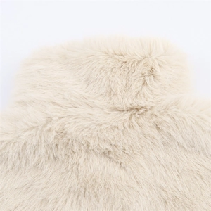 Détail de la texture épaisse et douce en fausse fourrure crème pour manteau élégant