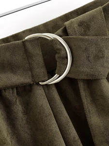 Detail van de legergroene suède broek met riem en dubbele zilveren D-ring gespen