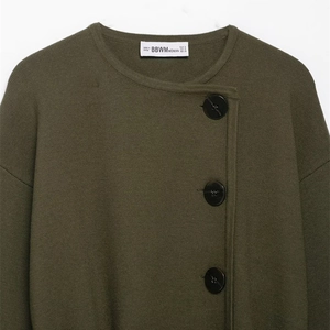 Dunkelgrüne Damen-Strickjacke mit Rundhalsausschnitt und asymmetrischer Knopfleiste