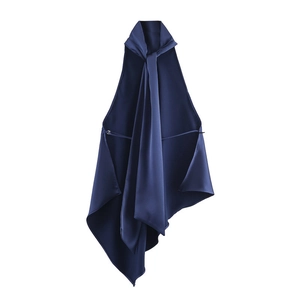 Détail du haut dos nu en satin bleu marine avec nœud élégant et plis drapés
