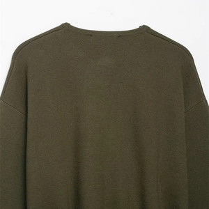 Dunkelgrüner Strickpullover mit Rundhalsausschnitt und überschnittenen Schultern hinten