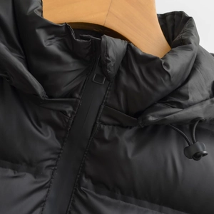 Gilet matelassé noir pour femme avec capuche, fermeture éclair et cordons réglables