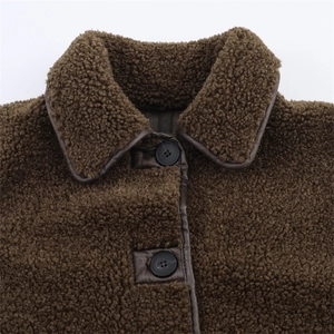 Manteau en peluche marron foncé pour femme avec finitions en cuir et boutons chics