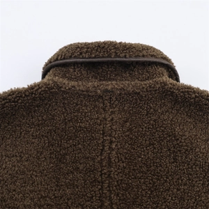 Veste réversible marron foncé en polaire avec passepoil en cuir et fini texturé