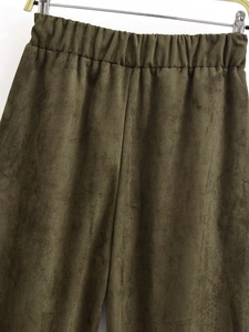Detail van de legergroene suède broek met elastische tailleband en zachte stoftextuur