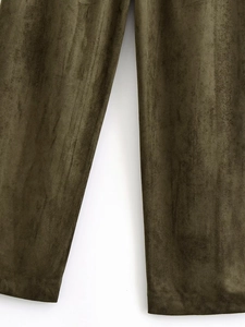 Detail van de donker olijfgroene imitatie suède broek met textuur en splitzoom
