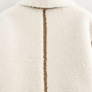 Veste en polaire d'hiver avec texture laine crème et couture verticale marron