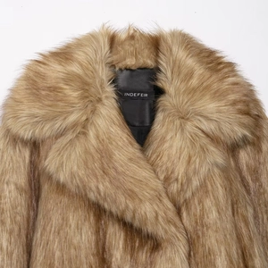 Giacca in ecopelliccia marrone con grandi revers e consistenza soffice per donna