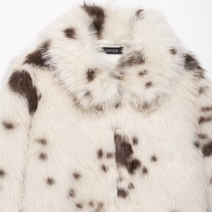 Damesjas van imitatiebont met bruine dierenprint op wit zacht pluche materiaal