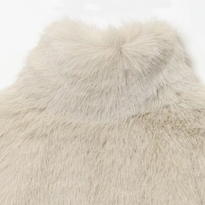 Short faux fur coat for women in cream white, featuring a soft and fluffy texture