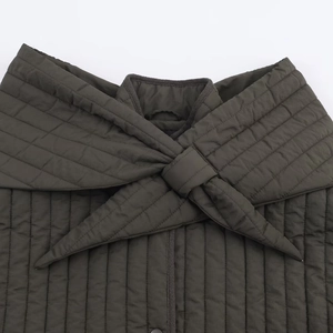 Veste matelassée vert olive foncé avec col montant et grand nœud décoratif pour femme