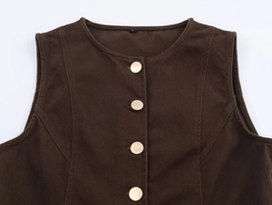 Dettaglio del gilet in twill marrone scuro con bottoni dorati e cuciture a vista