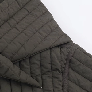 Veste matelassée pour femme en vert olive avec écharpe amovible et détails en sangle