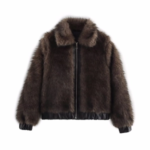 Détail d'une veste en fausse fourrure marron avec texture poilue et ourlet en cuir noir