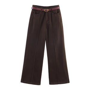 Pantaloni a gamba larga marrone scuro a vita alta con pieghe e sottile cintura bordeaux