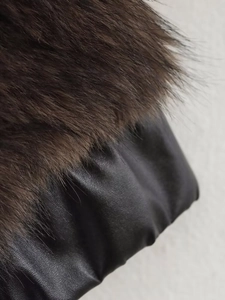 Gros plan détaillé de la texture fausse fourrure marron et du panneau en cuir noir