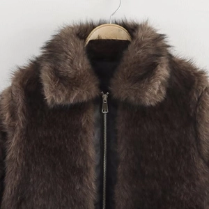 Veste en fausse fourrure marron avec large col et fermeture éclair sur fond blanc
