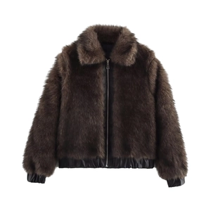 Veste en fausse fourrure marron foncé avec fermeture éclair et poignets en cuir noir