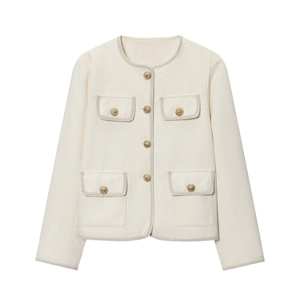 Veste élégante en tweed blanc avec bordure tissée argentée et boutons dorés gaufrés sur fond blanc