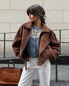 Streetstyle-Ansicht einer braunen Wildlederimitat-Bikerjacke mit gemusterter Strickjacke