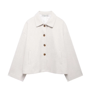 Détail d'une veste courte crème avec col à revers et boutons écaille de tortue